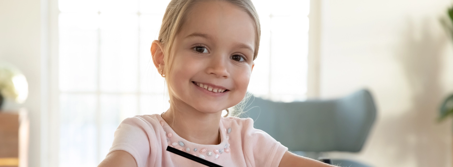 uśmiechnięta dziewczynka z zeszytem