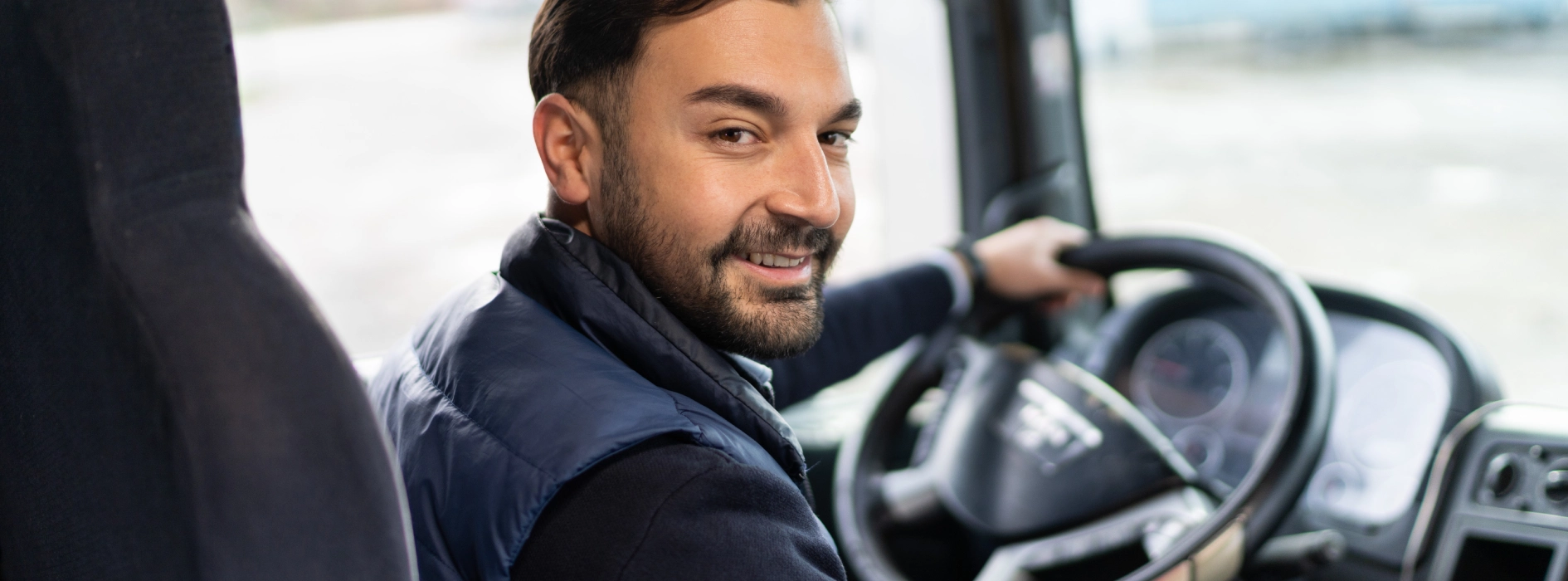 mężczyzna za kierownicą